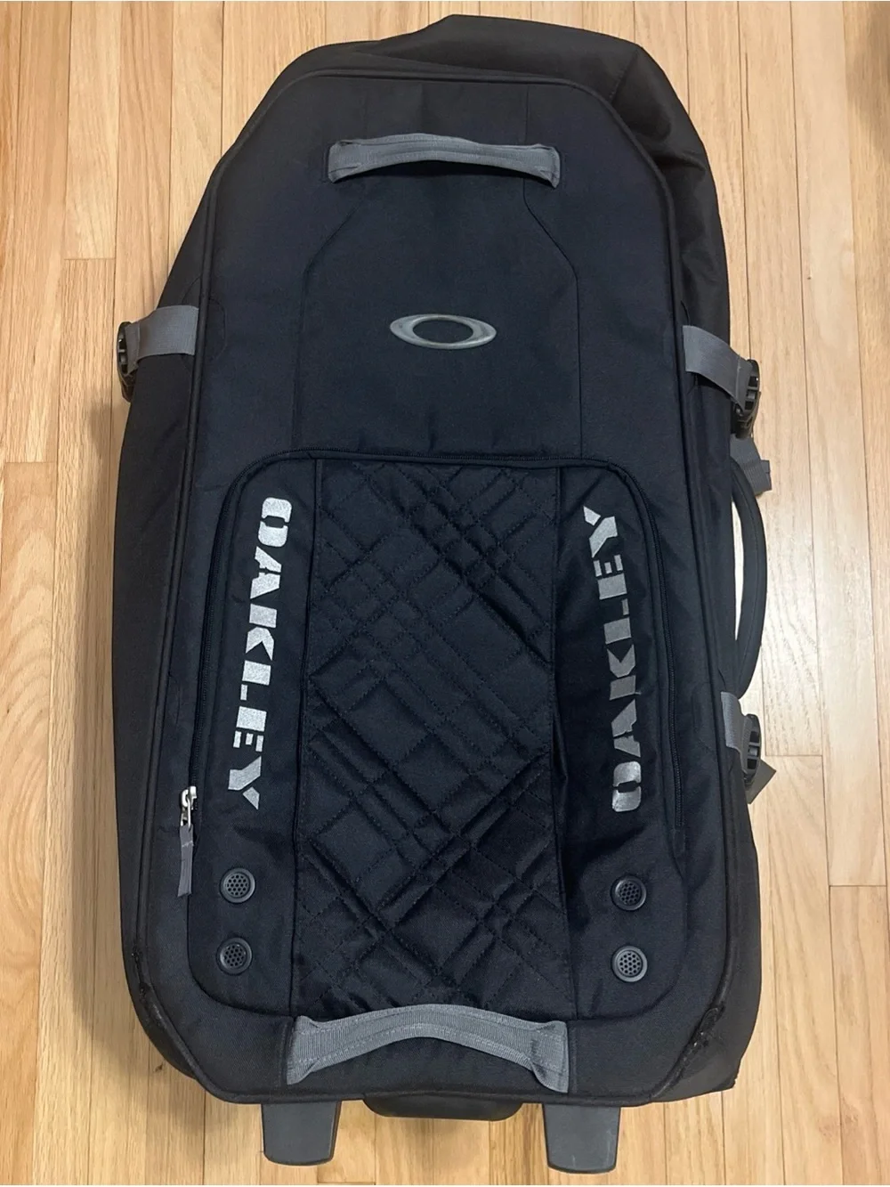 Oakley Large Travel Luggage Roller Suitcase 92L ~32